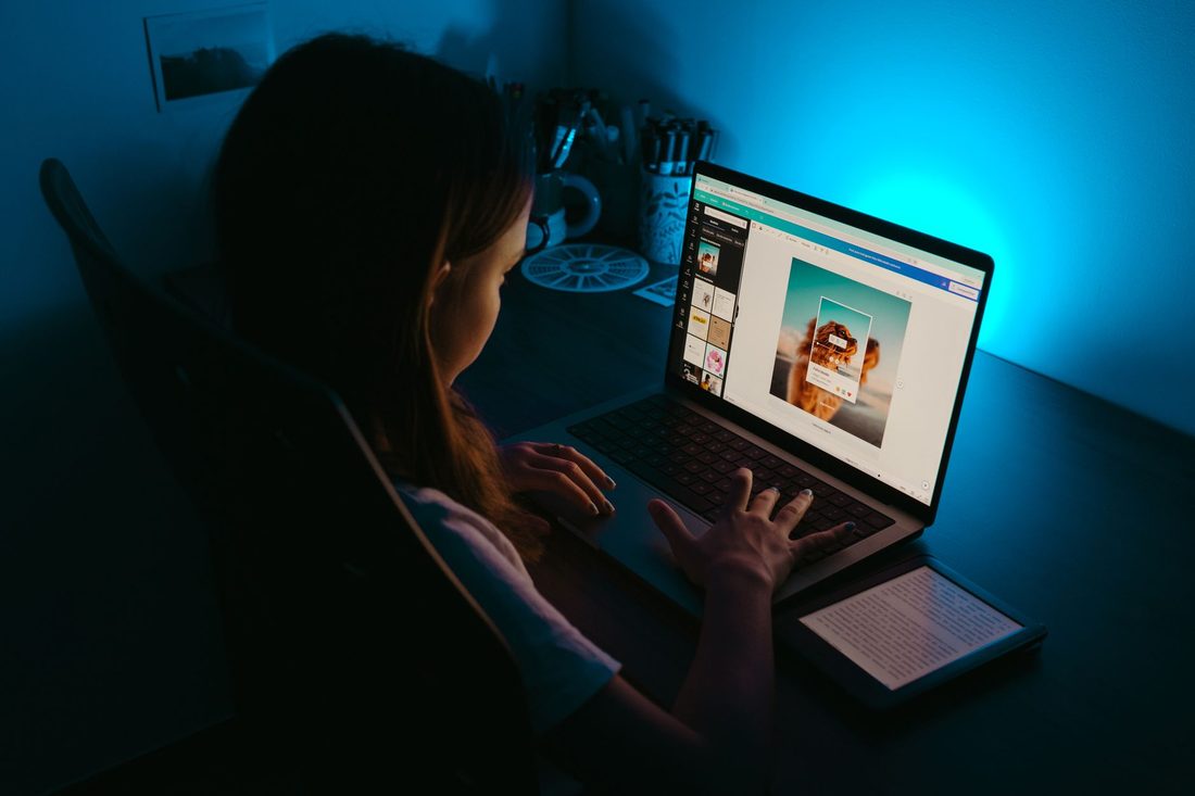 Nero Luck web designer at work